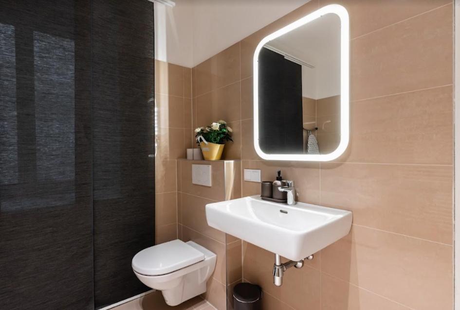 Authentic Apartment Next To Schwedenplatz Vienna Exterior photo